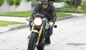 Райан Рейнольдс гоняет на своем мотоцикле